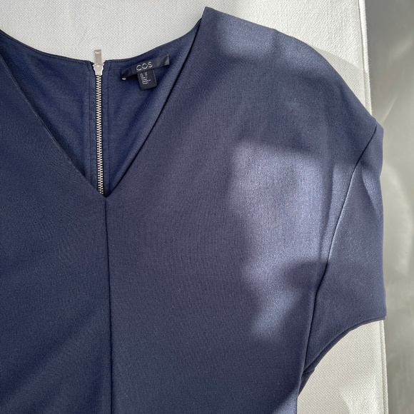 COS (XS) navy blue long-sleeve midi-dress with V-neck and zipper-back, like new. - Picture 15 of 16